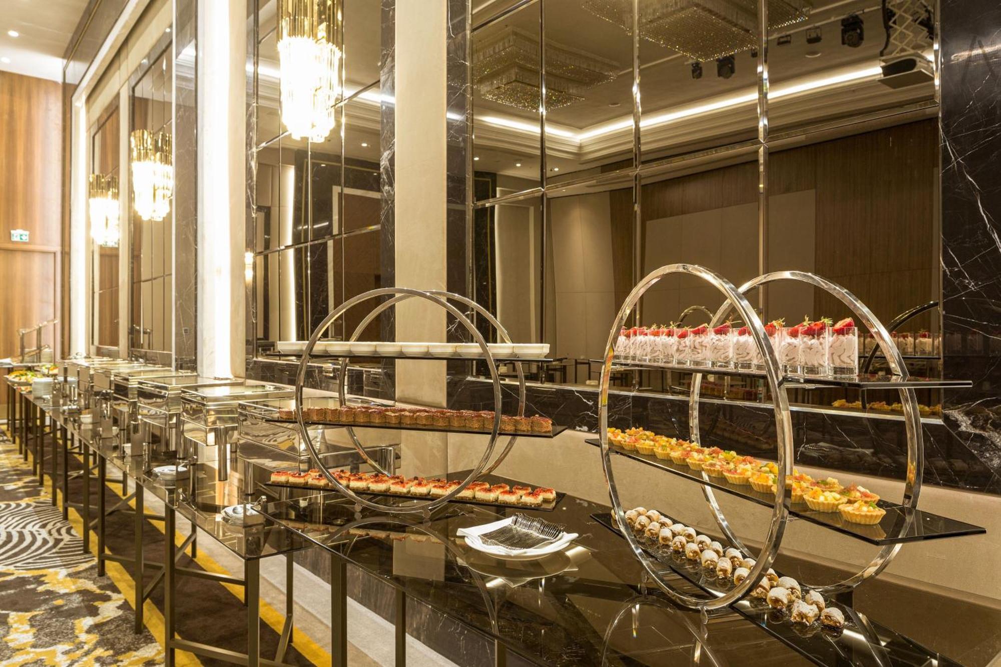 Sheraton Bisjkek Buitenkant foto
